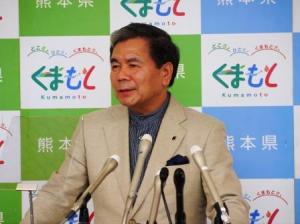 コメントする蒲島知事の写真