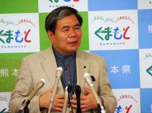 コメントする蒲島知事の写真
