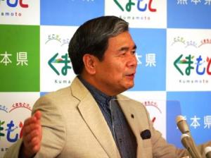 記者からの質問に答える蒲島知事の写真