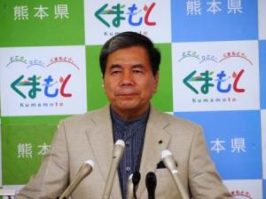 記者からの質問に答える蒲島知事の写真