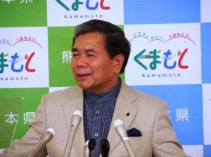 記者からの質問に答える蒲島知事の写真