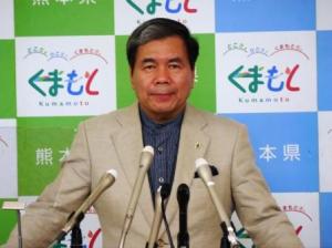 記者からの質問に答える蒲島知事の写真