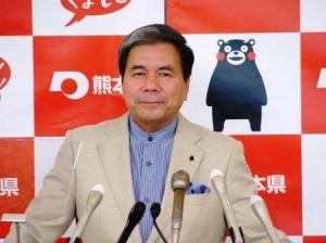 記者からの質問に答える蒲島知事の写真