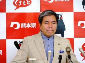 記者からの質問に答える蒲島知事の写真