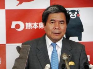 コメントする蒲島知事の写真
