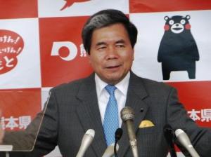 記者からの質問に答える蒲島知事の写真