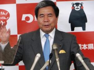 記者からの質問に答える蒲島知事の写真