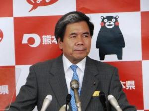 記者からの質問に答える蒲島知事の写真