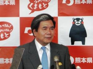 記者からの質問に答える蒲島知事の写真