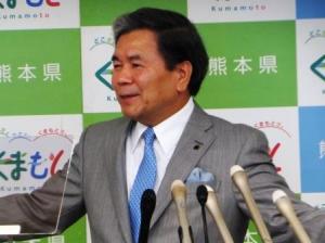 コメントする蒲島知事の写真