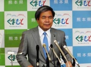 記者からの質問に答える蒲島知事の写真