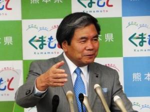 記者からの質問に答える蒲島知事の写真