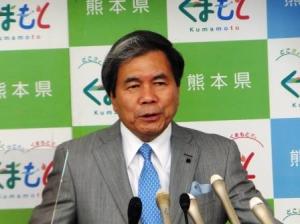 記者からの質問に答える蒲島知事の写真