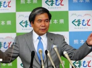 記者からの質問に答える蒲島知事の写真