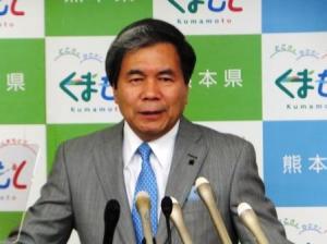 記者からの質問に答える蒲島知事の写真