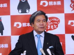 記者からの質問に答える蒲島知事の写真