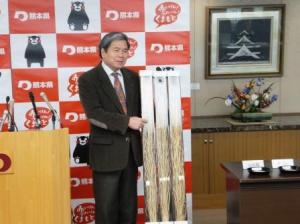 コメントする蒲島知事の写真