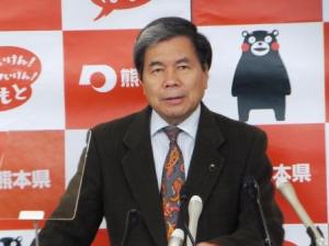 記者からの質問に答える蒲島知事の写真