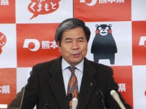 記者からの質問に答える蒲島知事の写真