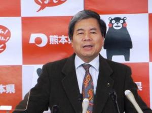 記者からの質問に答える蒲島知事の写真
