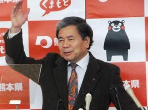 記者からの質問に答える蒲島知事の写真