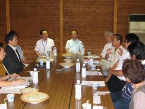 知事と参加者の意見交換の写真1