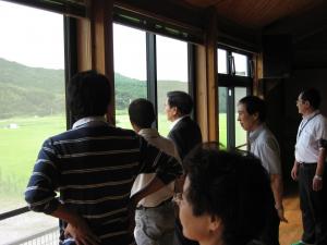 大野地区構造改善センター前の畑視察の写真