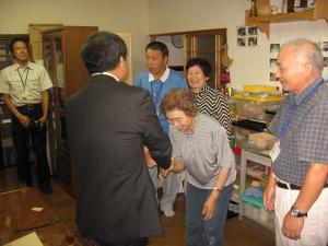 知事が参加者を激励し、握手している写真