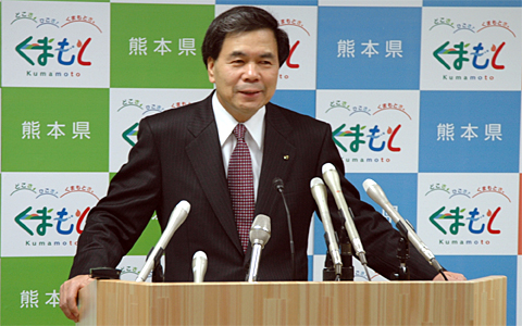 コメントする蒲島知事の写真