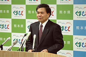 コメントする蒲島知事の写真