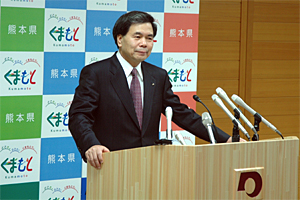 記者からの質問に答える蒲島知事の写真