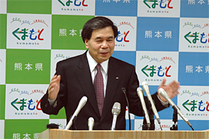 記者からの質問に答える蒲島知事の写真