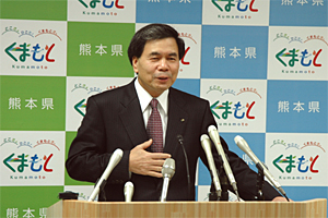 記者からの質問に答える蒲島知事の写真