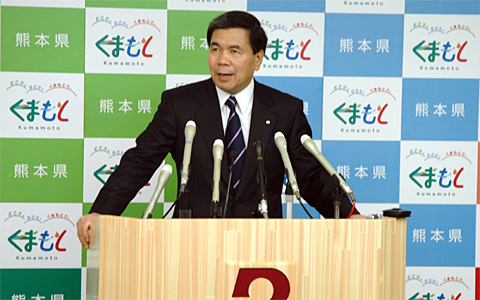 コメントする蒲島知事の写真