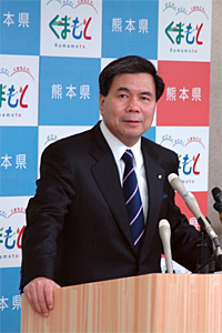 コメントする蒲島知事の写真