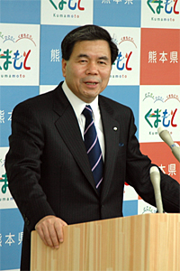 記者からの質問に答える蒲島知事の写真