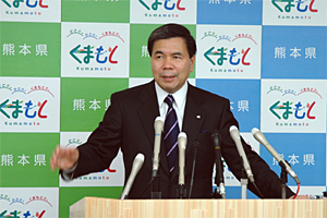 記者からの質問に答える蒲島知事の写真
