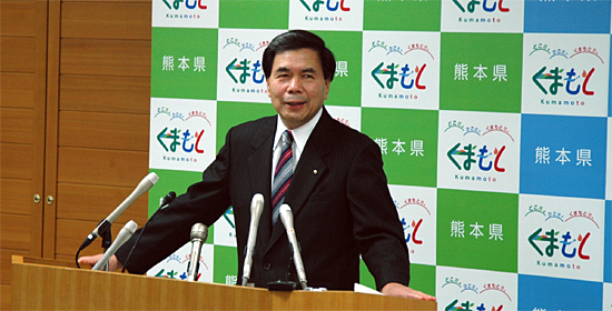 コメントする蒲島知事の写真