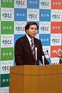 コメントする蒲島知事の写真