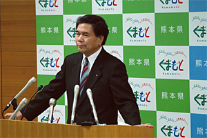 記者からの質問に答える蒲島知事の写真