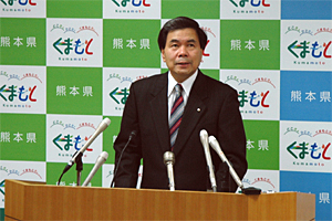 記者からの質問に答える蒲島知事の写真