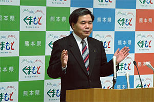 記者からの質問に答える蒲島知事の写真