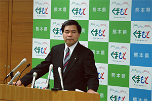 記者からの質問に答える蒲島知事の写真