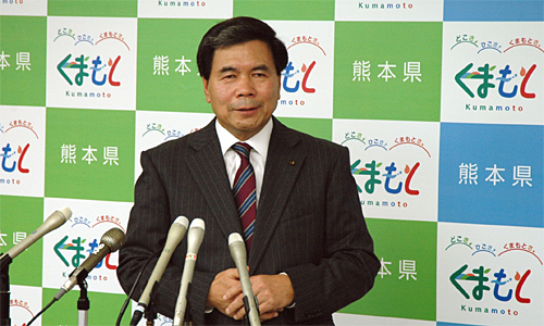 コメントする蒲島知事の写真
