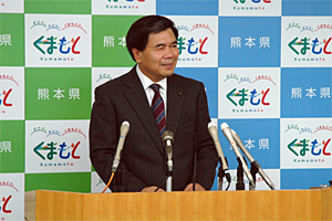 コメントする蒲島知事の写真