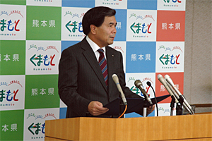 コメントする蒲島知事の写真