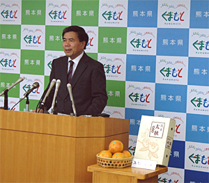 コメントする蒲島知事の写真