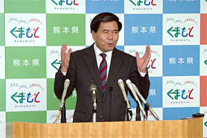 記者からの質問に答える蒲島知事の写真