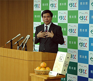 記者からの質問に答える蒲島知事の写真