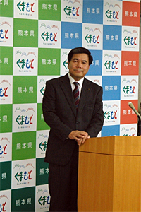 記者からの質問に答える蒲島知事の写真